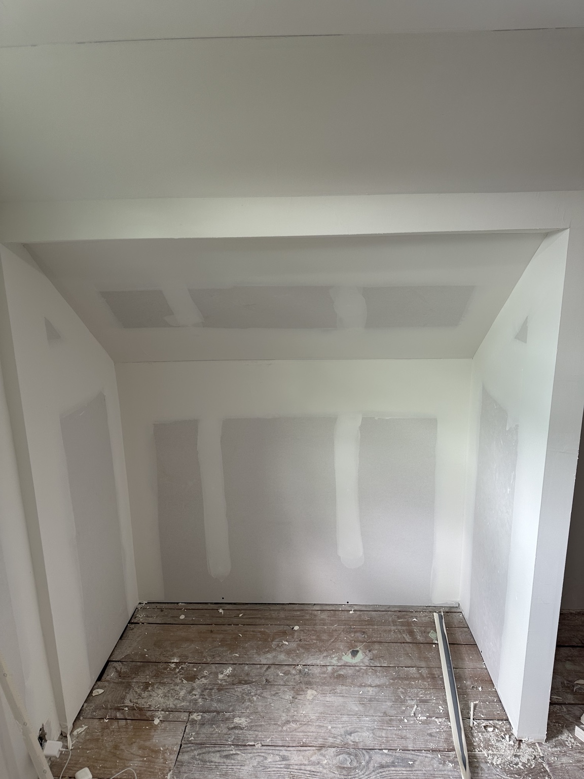 Drywall repair in wall alcove